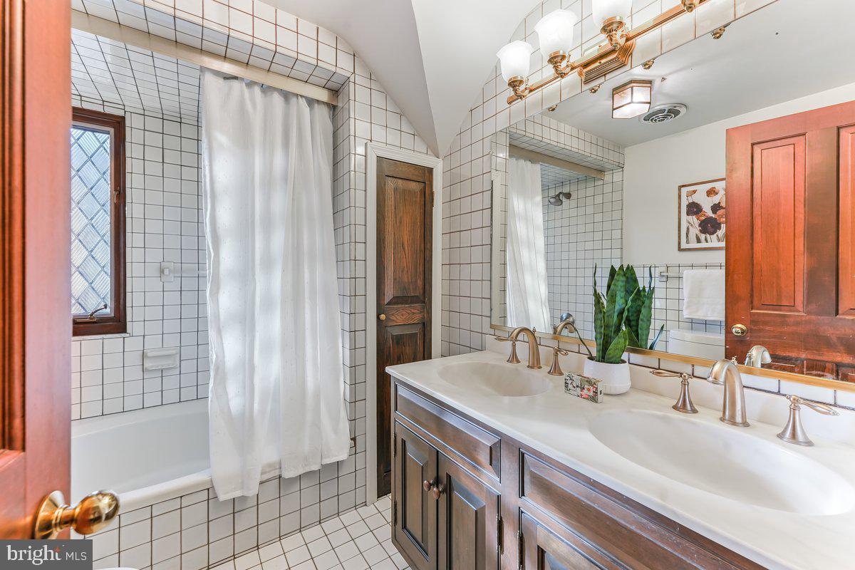 134 Lakeview Drive Media, PA 19063 - Photo 28 of 46 Hallway Bathroom