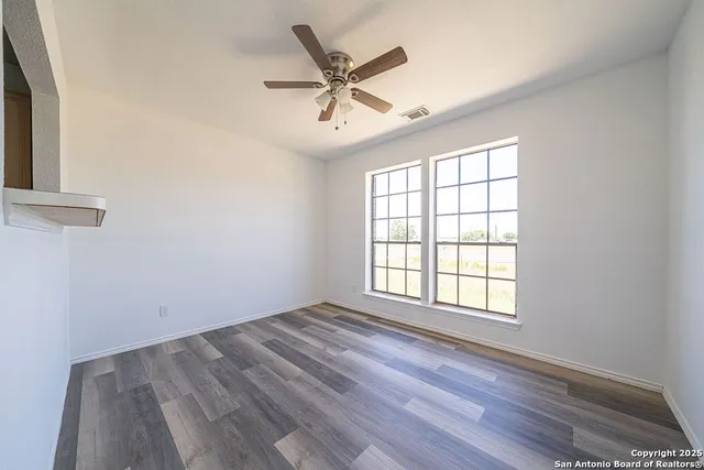 $330,000 | 475 Farm To Market 2200, Devine, TX 78016