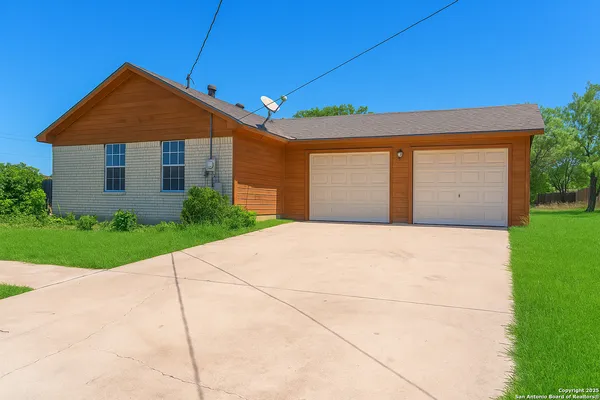 $309,999 | 475 Farm To Market 2200, Devine, TX 78016