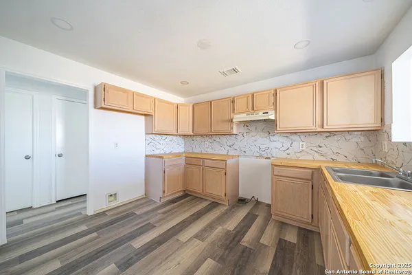 $309,999 | 475 Farm To Market 2200, Devine, TX 78016