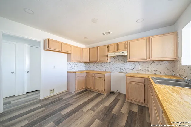 $330,000 | 475 Farm To Market 2200, Devine, TX 78016