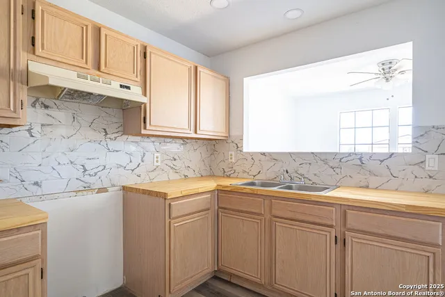 $330,000 | 475 Farm To Market 2200, Devine, TX 78016