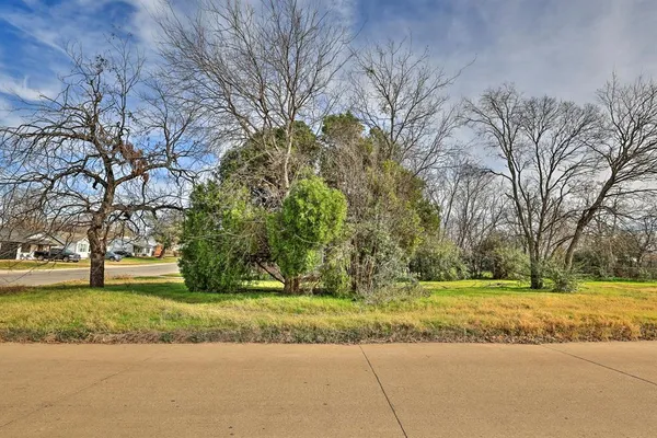 a view of a yard in front of a house