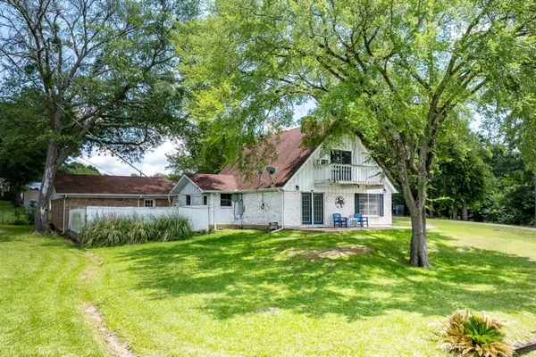 $350,000 | 100 Oak Acrs Drive West, Malakoff, TX 75148