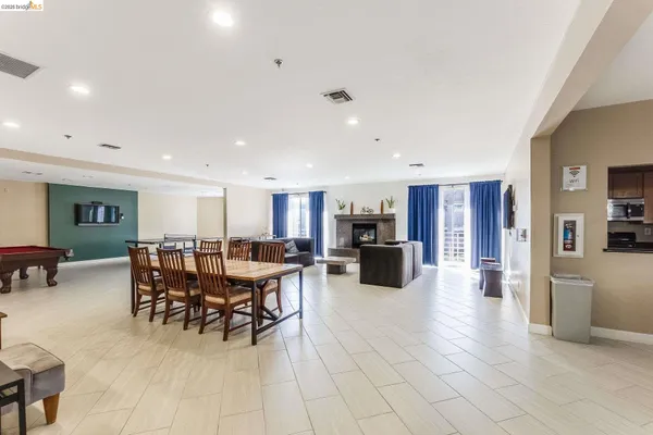 $499,000 | 6400 Christie Avenue, Unit 2215, Emeryville, CA 94608