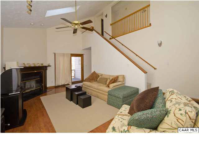 37 Colonial Road Palmyra, VA 22963 - Photo 4 of 22 a living room with furniture