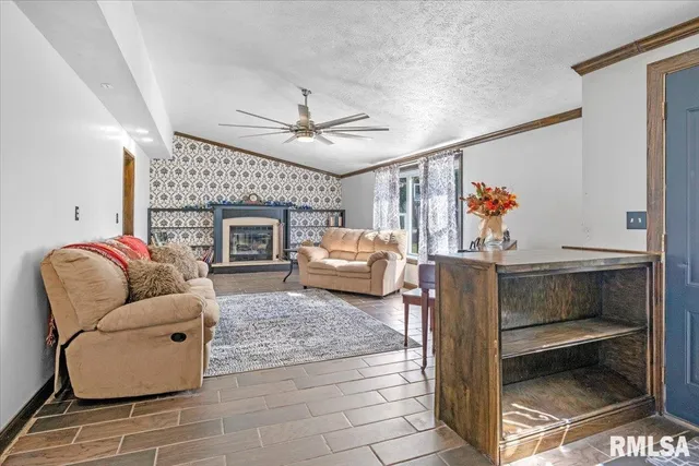 $219,900 | 1224 Commanche Road, Auburn, IL 62615