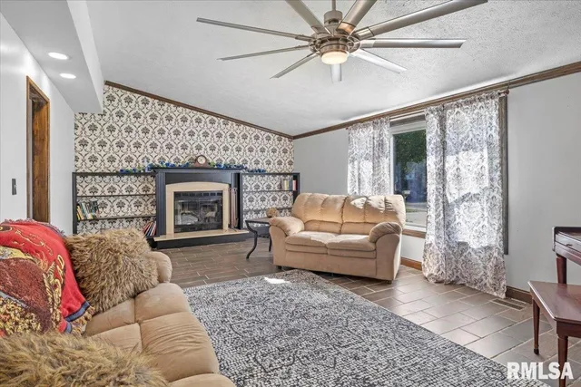 $219,900 | 1224 Commanche Road, Auburn, IL 62615