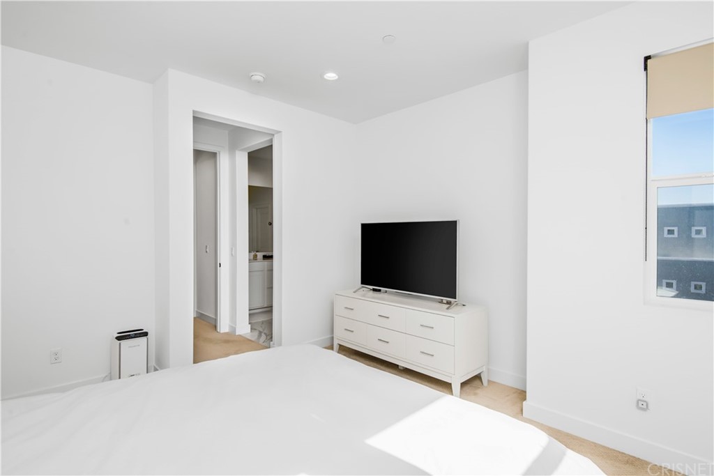 575 Daniel Freeman Circle Inglewood, CA 90301 - Photo 21 of 42 a hotel room with flat screen tv