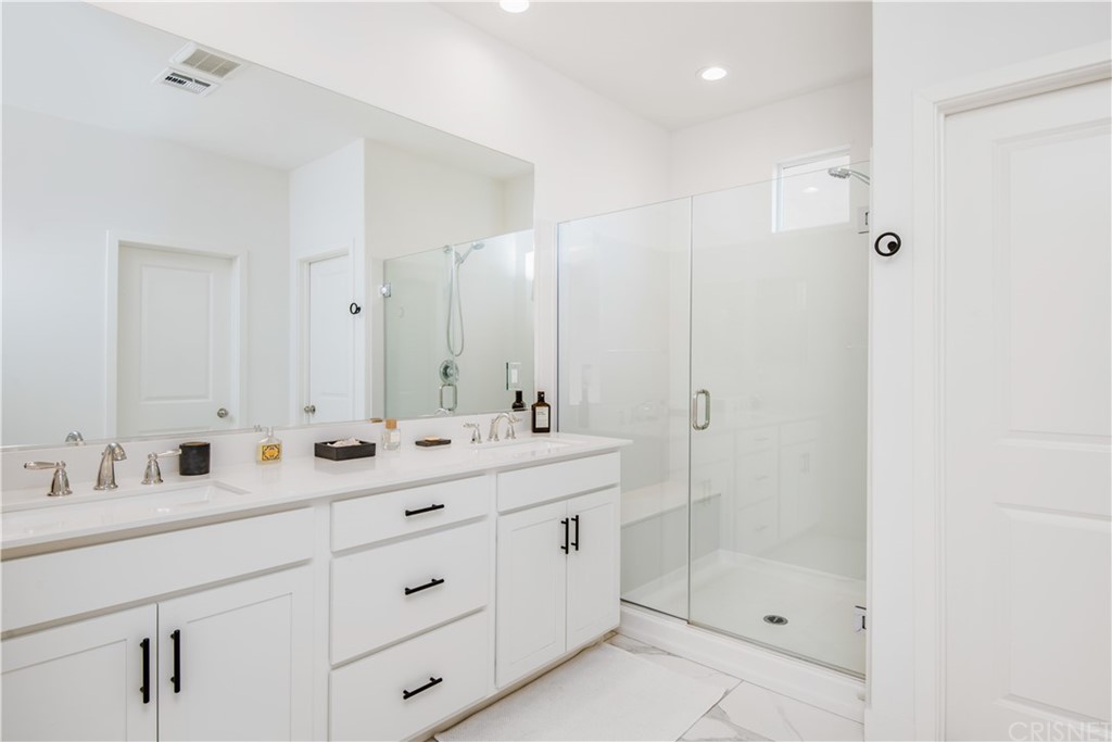 575 Daniel Freeman Circle Inglewood, CA 90301 - Photo 22 of 42 a bathroom with double sink and a mirror