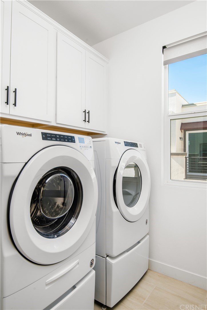 575 Daniel Freeman Circle Inglewood, CA 90301 - Photo 25 of 42 a utility room with dryer and washer