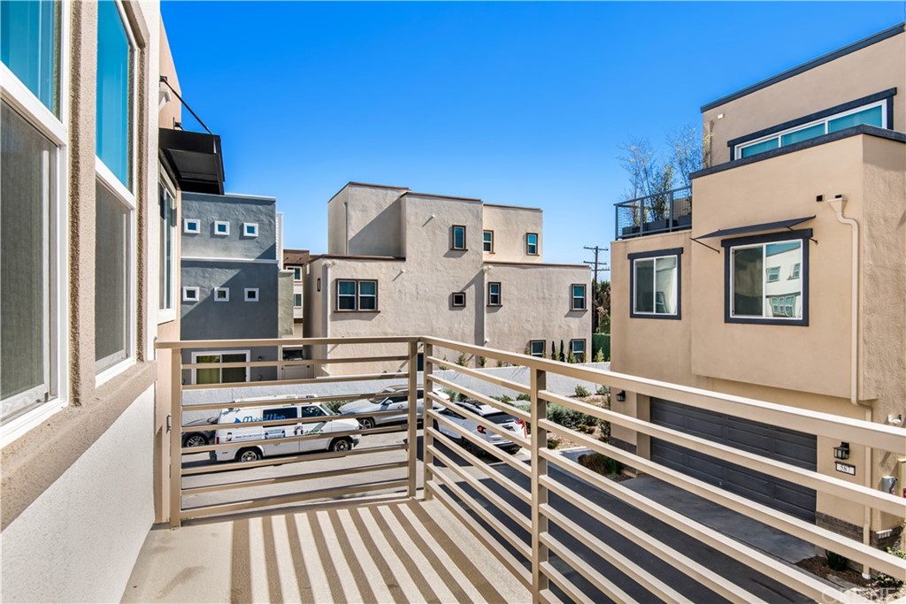 575 Daniel Freeman Circle Inglewood, CA 90301 - Photo 30 of 42 a kitchen with stainless steel appliances a stove and a refrigerator