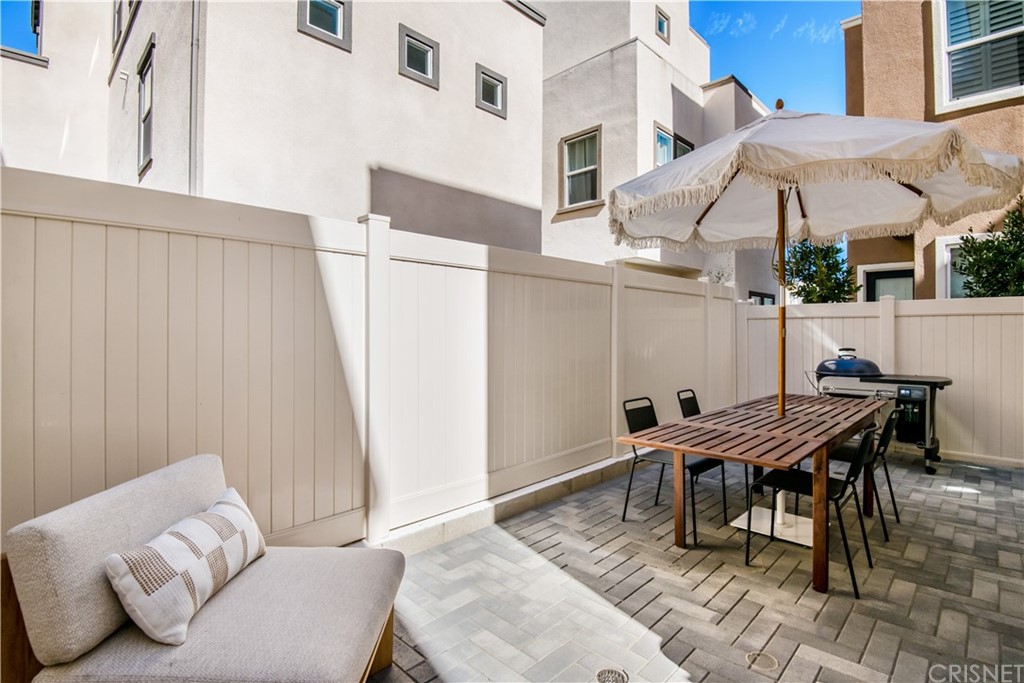 575 Daniel Freeman Circle Inglewood, CA 90301 - Photo 35 of 42 a backyard of a house with table and chairs