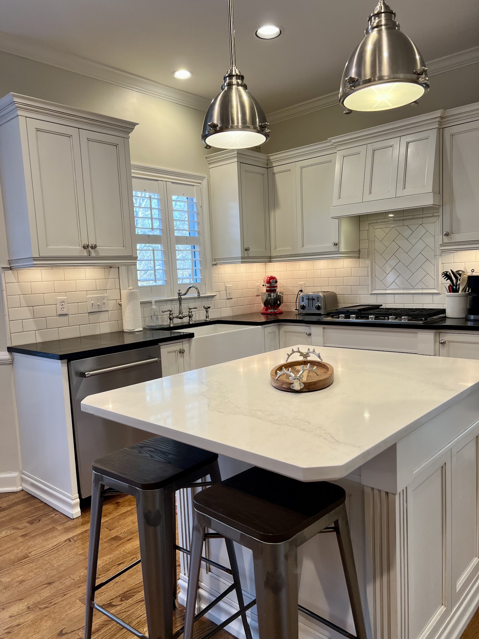 4264 Warren Road Franklin, TN 37067 - Photo 8 of 49 a kitchen with a table and chairs in it