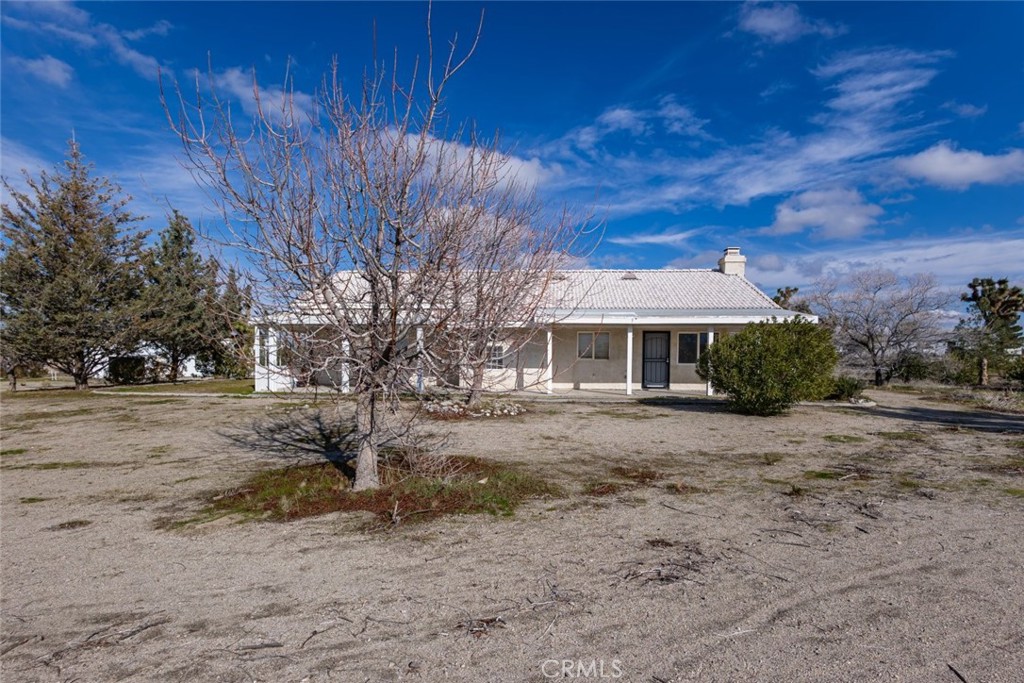 12384 Redwood Road Pinon Hills, CA 92372 - Photo 29 of 35 a front view of a house with garden