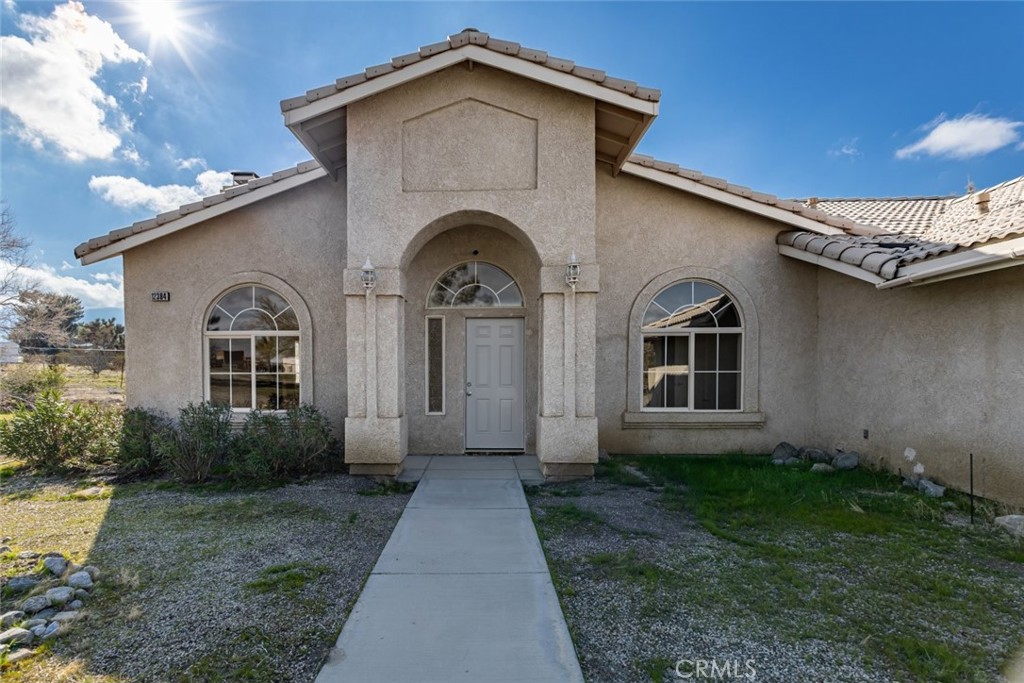 12384 Redwood Road Pinon Hills, CA 92372 - Photo 30 of 35 a front view of a house with garden