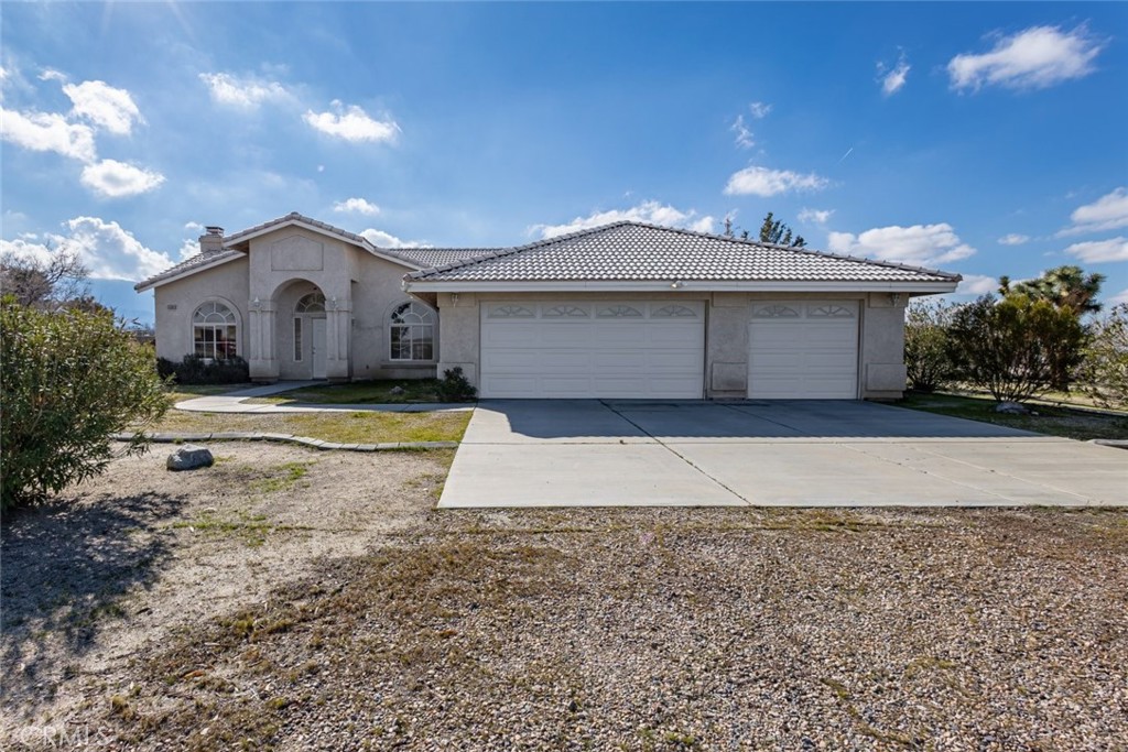 12384 Redwood Road Pinon Hills, CA 92372 - Photo 31 of 35 a view of a house with a yard and large tree
