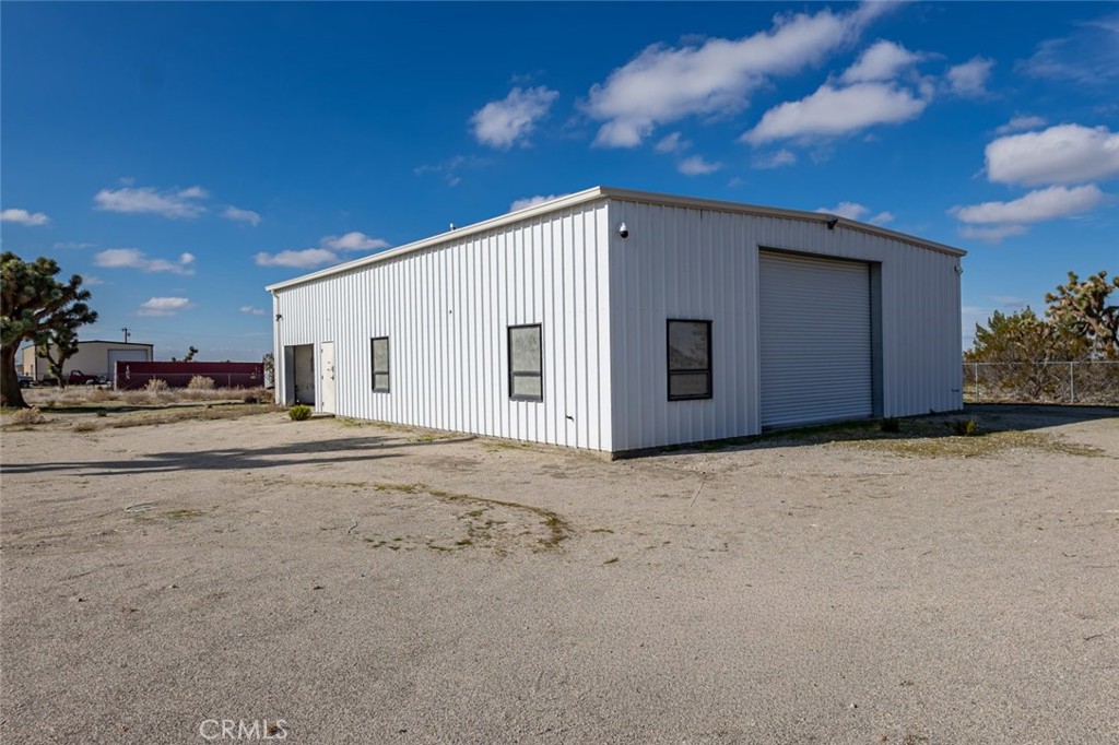 12384 Redwood Road Pinon Hills, CA 92372 - Photo 33 of 35 a view of garage