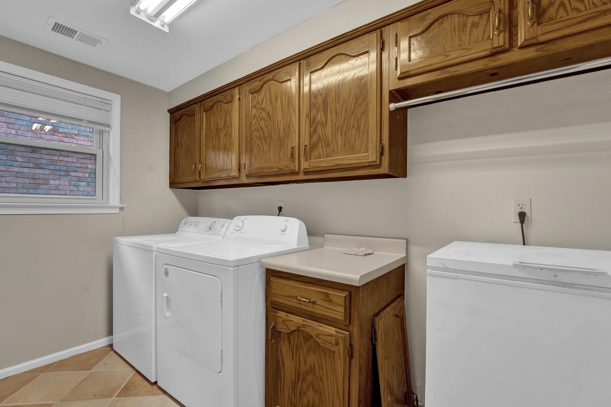 4077 Cedar Point Road Lakeland, TN 38002 - Photo 8 of 25 a utility room with dryer and washer