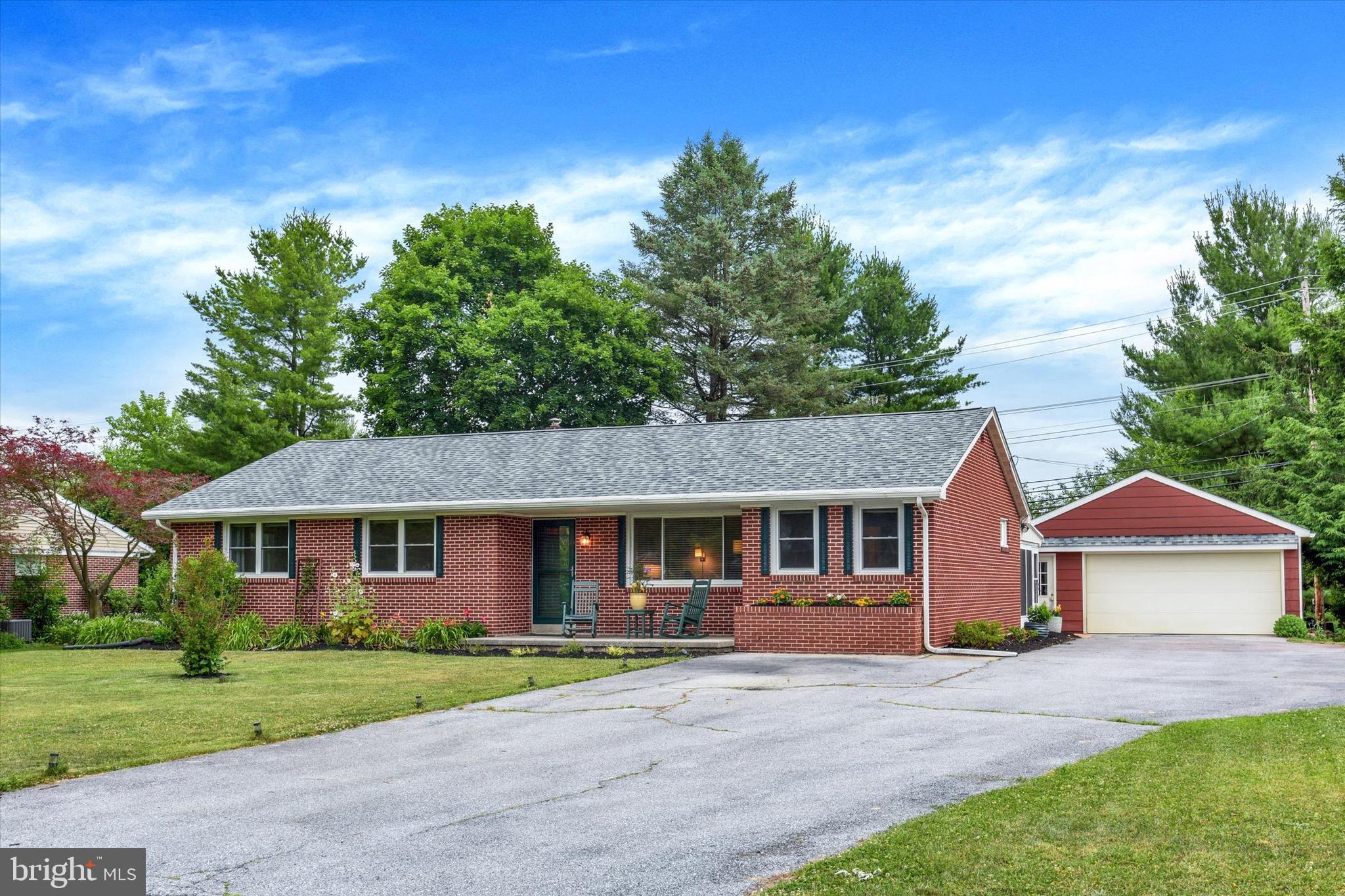 Welcome to 225 E Glenn Road!