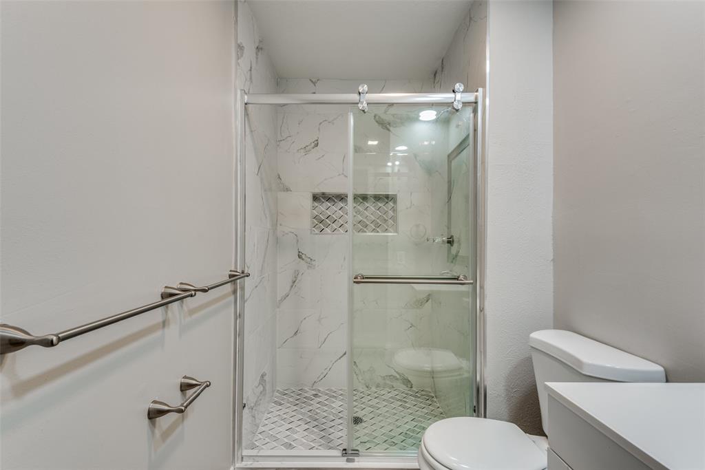 1930 Rambling Ridge Lane Carrollton, TX 75007 - Photo 10 of 15 Primary Bathroom