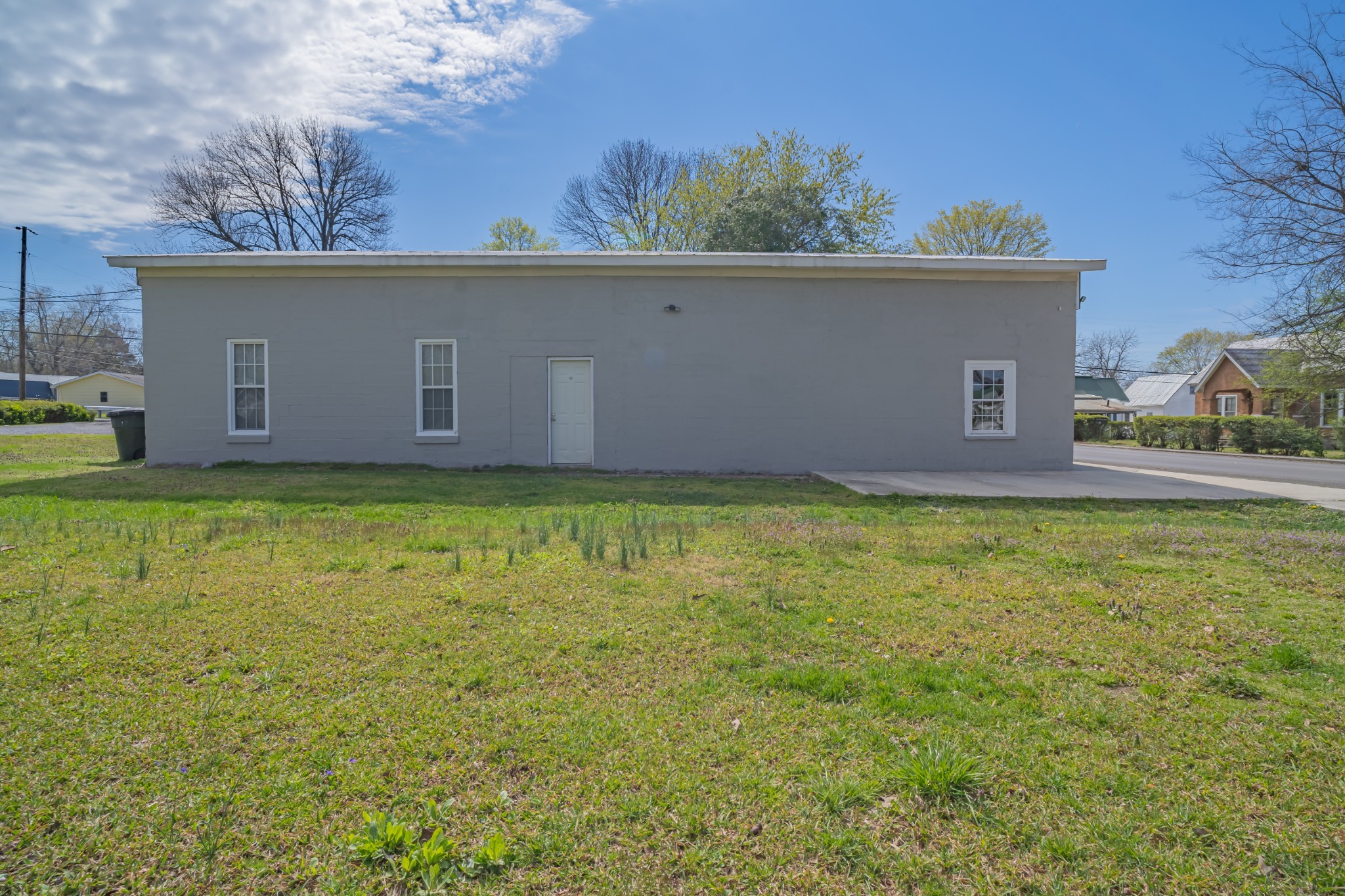 802 North Washington Street Tullahoma, TN 37388 - Photo 15 of 37 a view of a yard with a house