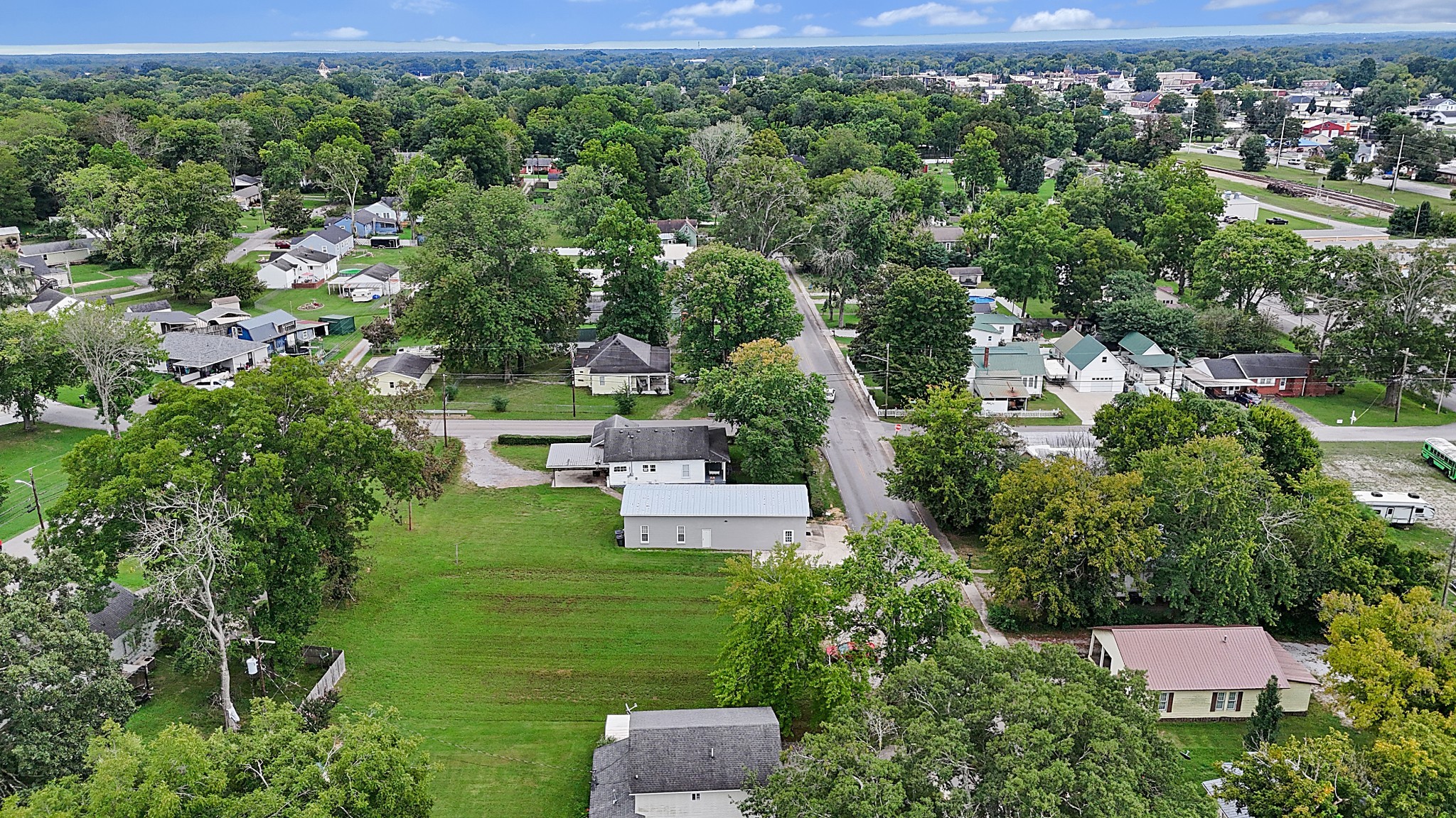 802 North Washington Street Tullahoma, TN 37388 - Photo 16 of 37 a view of a garden with a building in the background