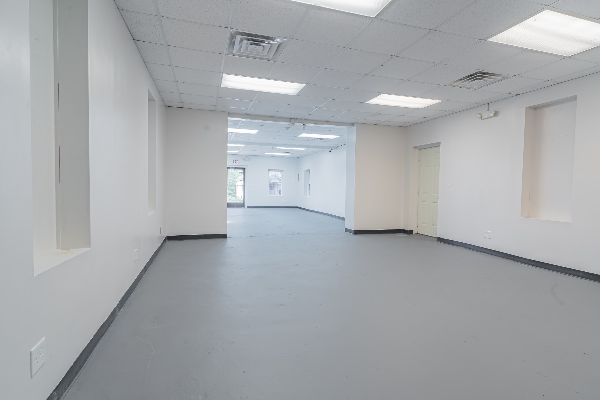 802 North Washington Street Tullahoma, TN 37388 - Photo 20 of 37 a view of a room with an empty space