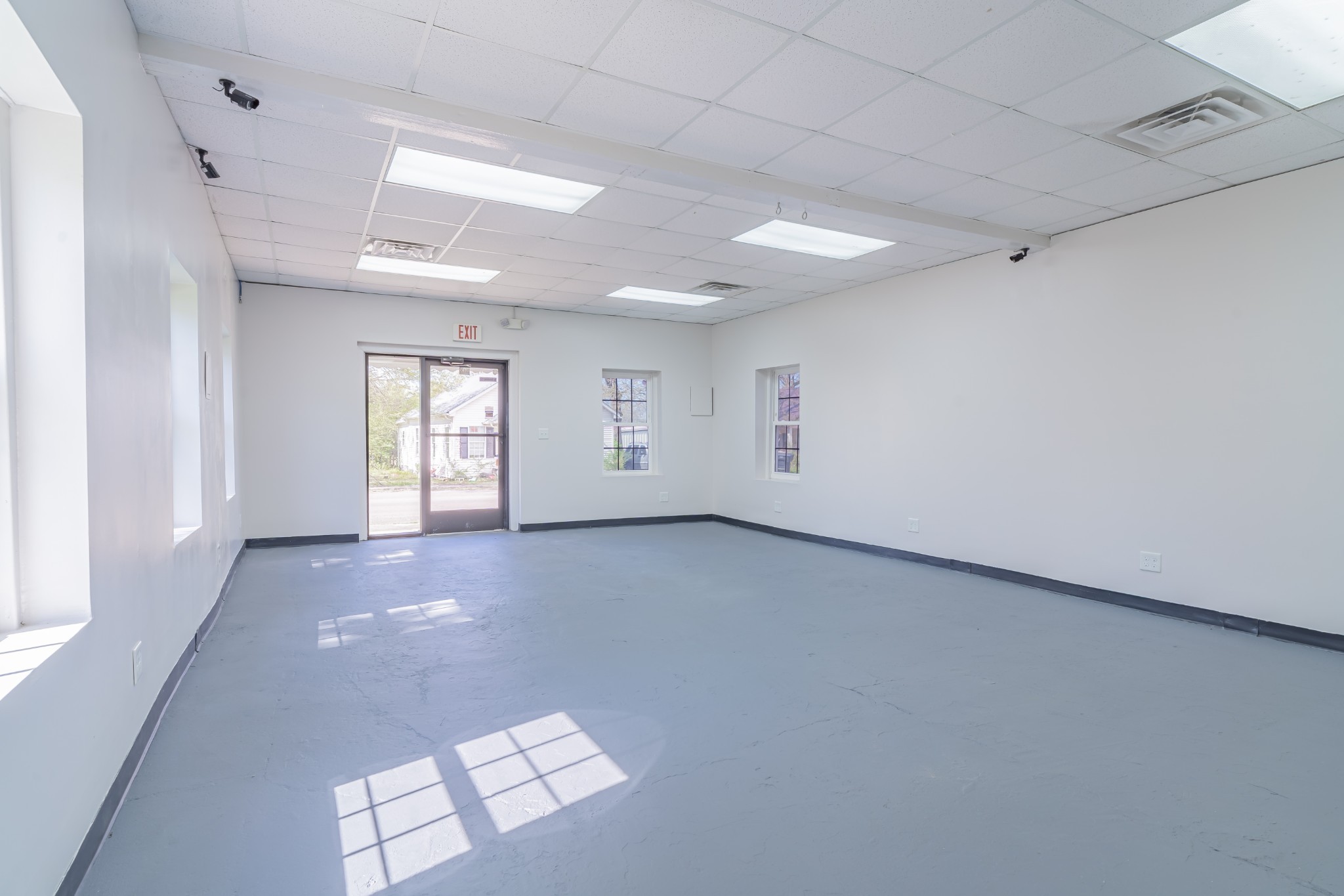 802 North Washington Street Tullahoma, TN 37388 - Photo 26 of 37 a view of an empty room with a window