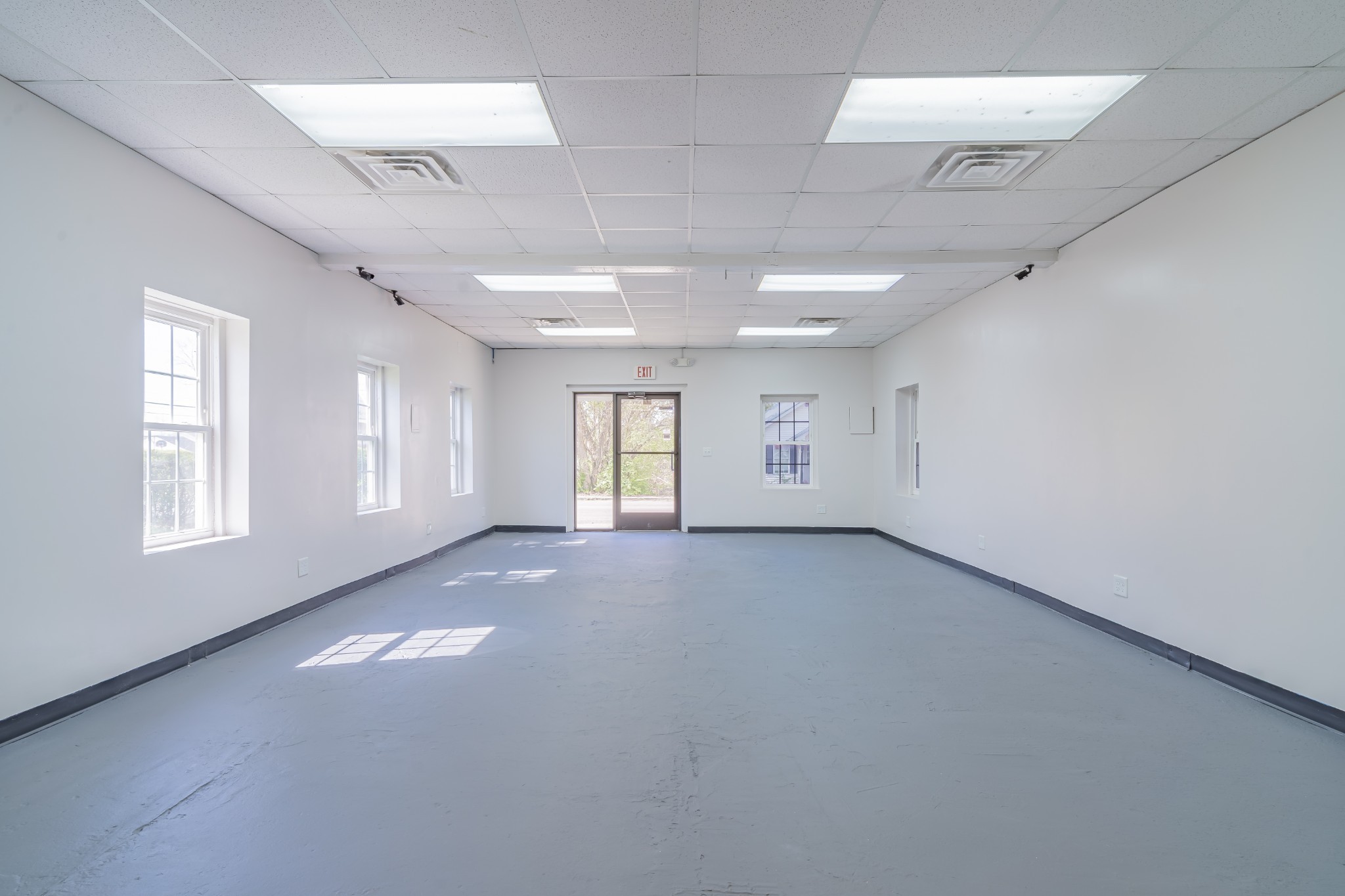 802 North Washington Street Tullahoma, TN 37388 - Photo 27 of 37 a view of an empty room with windows