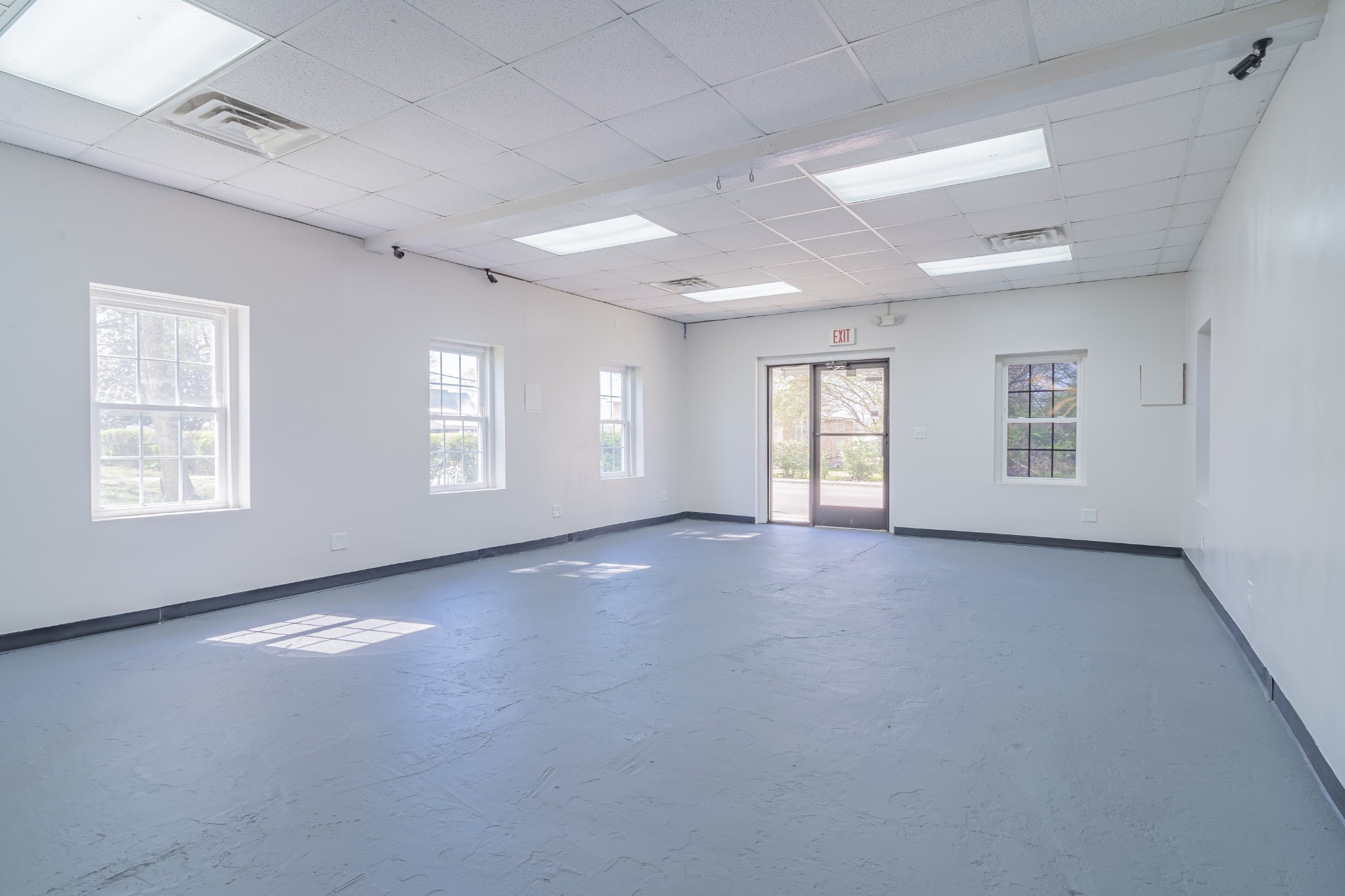 802 North Washington Street Tullahoma, TN 37388 - Photo 28 of 37 a view of an empty room with windows