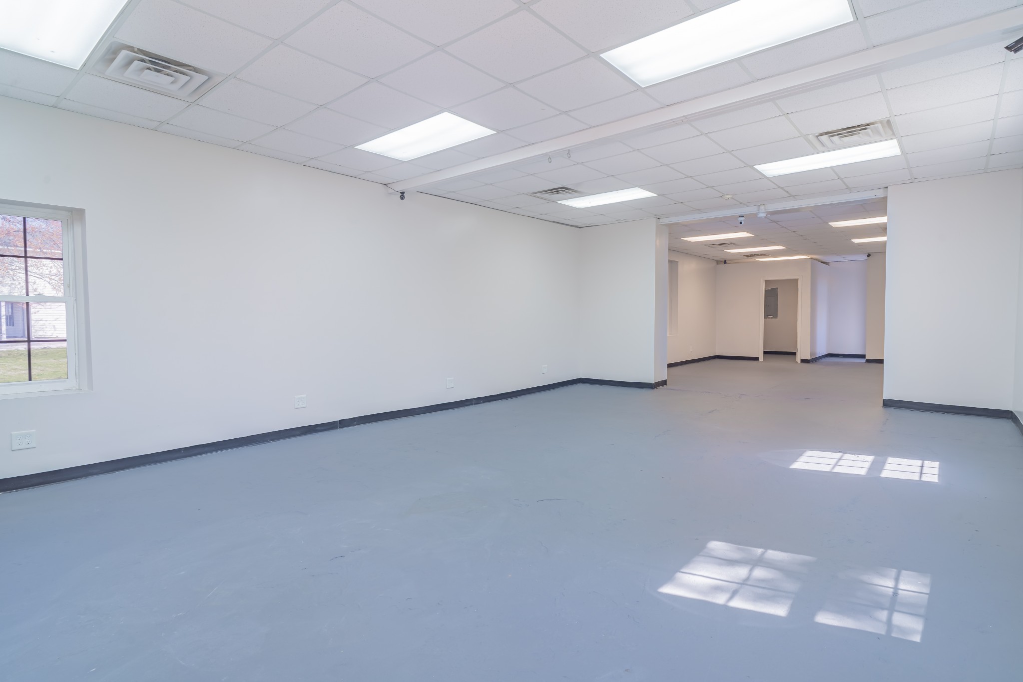 802 North Washington Street Tullahoma, TN 37388 - Photo 29 of 37 an empty room with a natural light