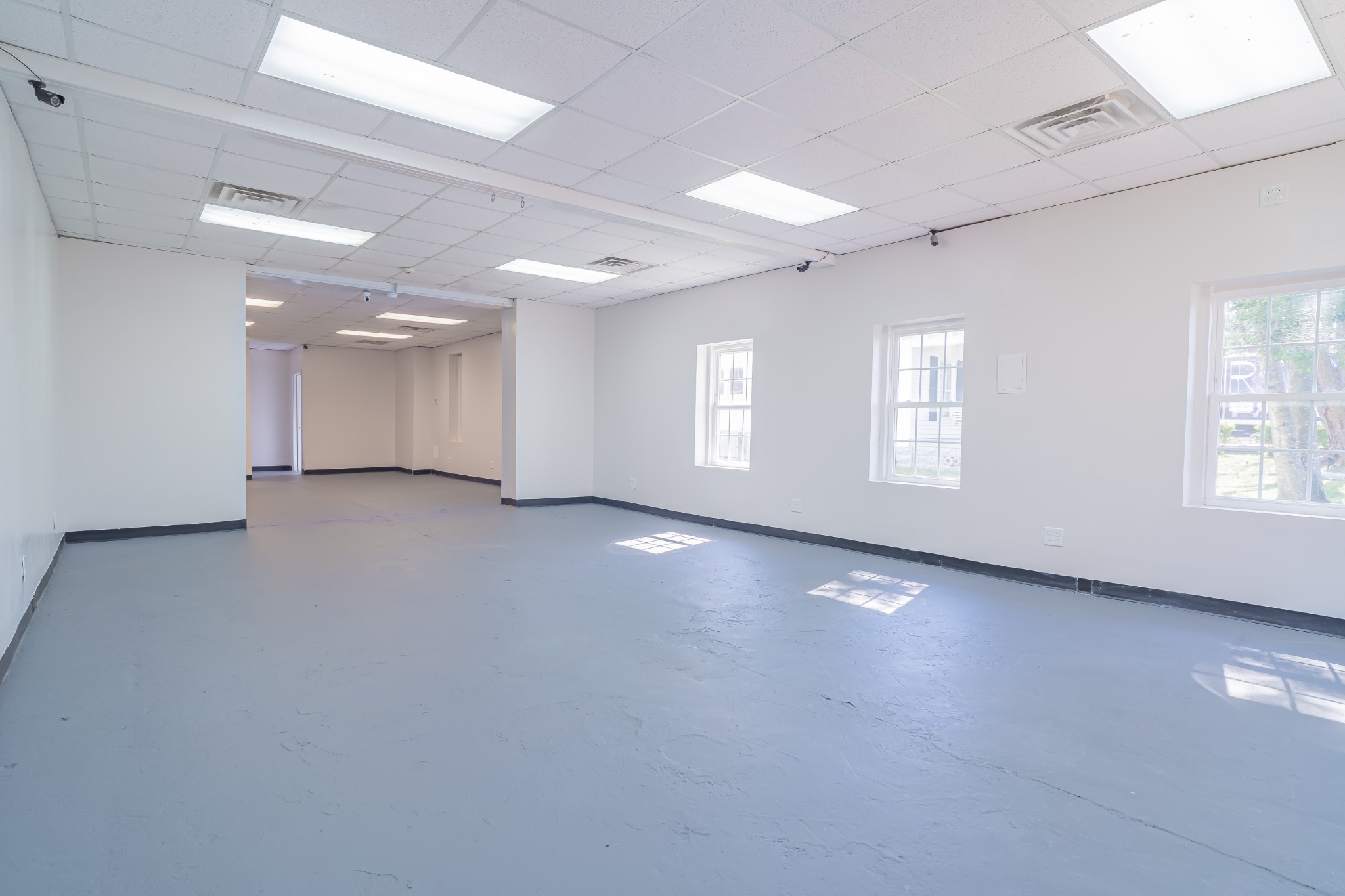 802 North Washington Street Tullahoma, TN 37388 - Photo 31 of 37 a view of empty room with windows