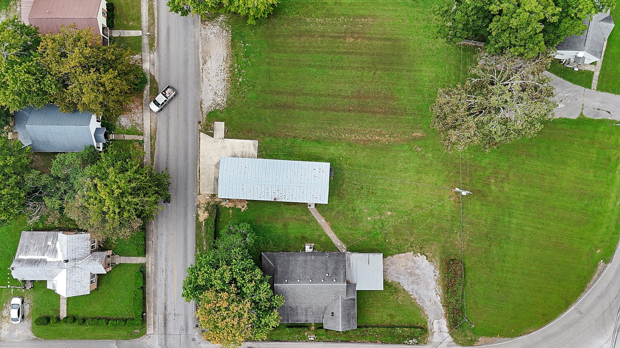 802 North Washington Street Tullahoma, TN 37388 - Photo 32 of 37 an aerial view of a house with a garden and yard