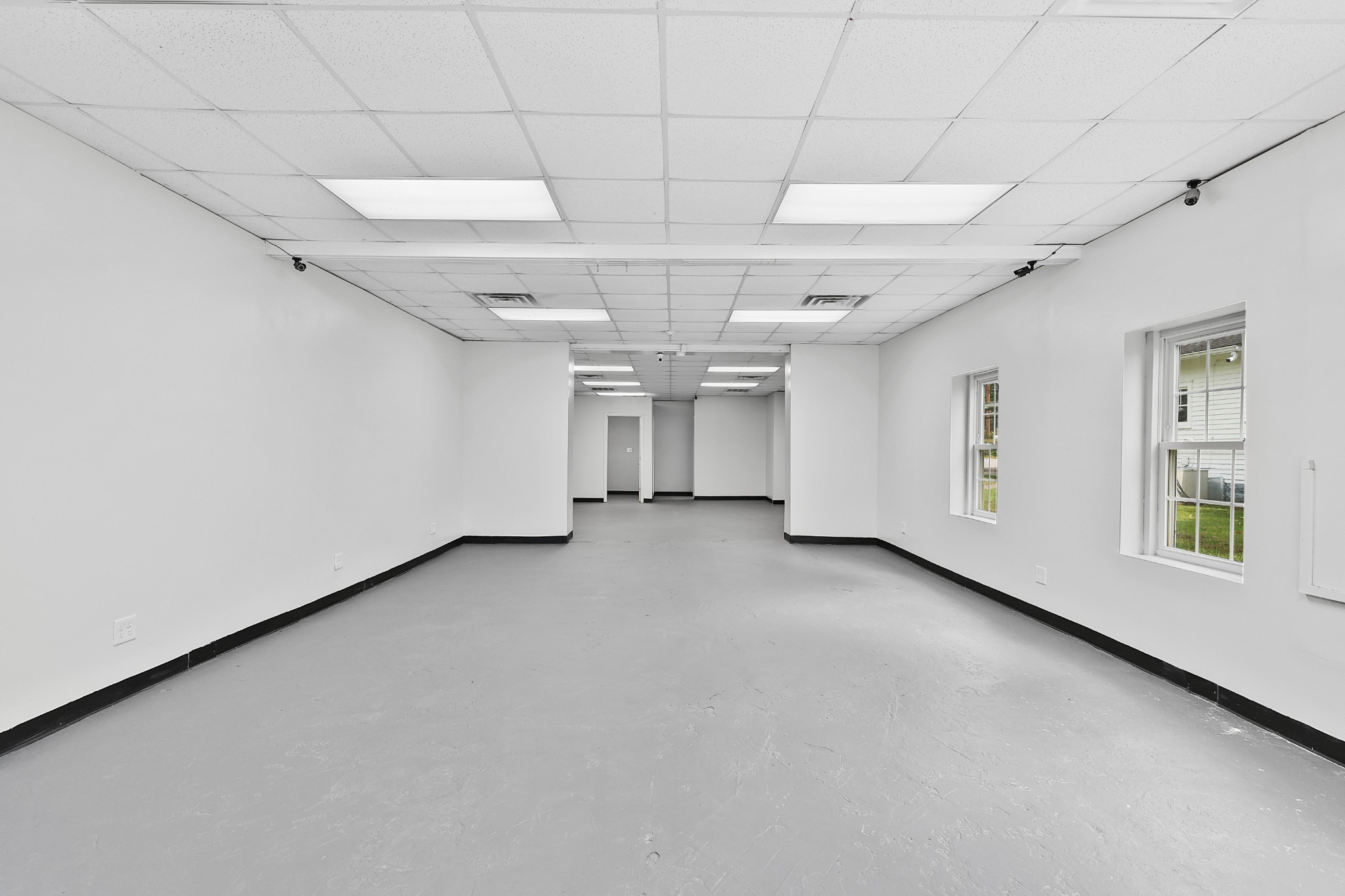 802 North Washington Street Tullahoma, TN 37388 - Photo 33 of 37 a view of an empty room with a window