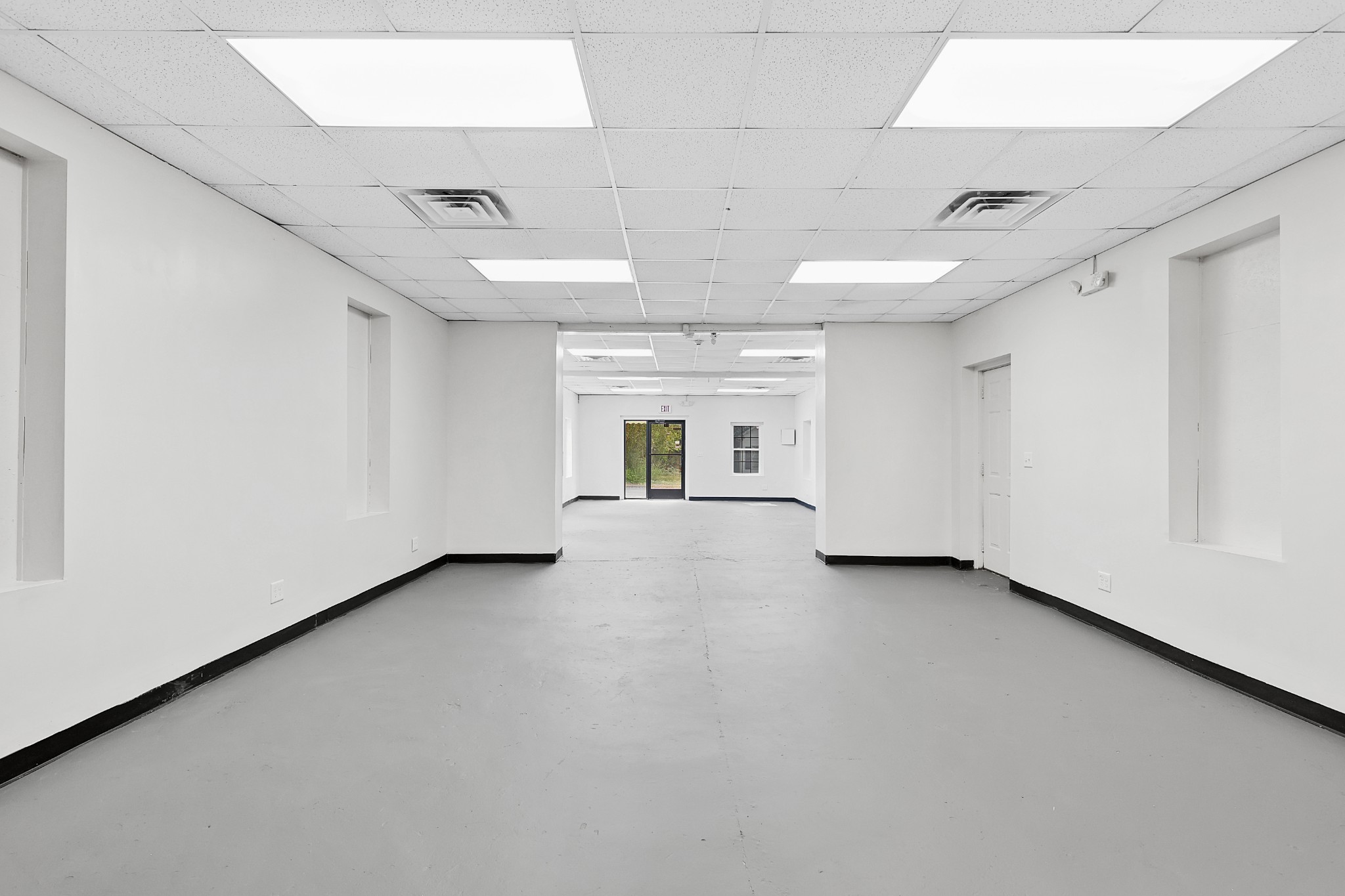 802 North Washington Street Tullahoma, TN 37388 - Photo 34 of 37 a view of an empty room with chandelier