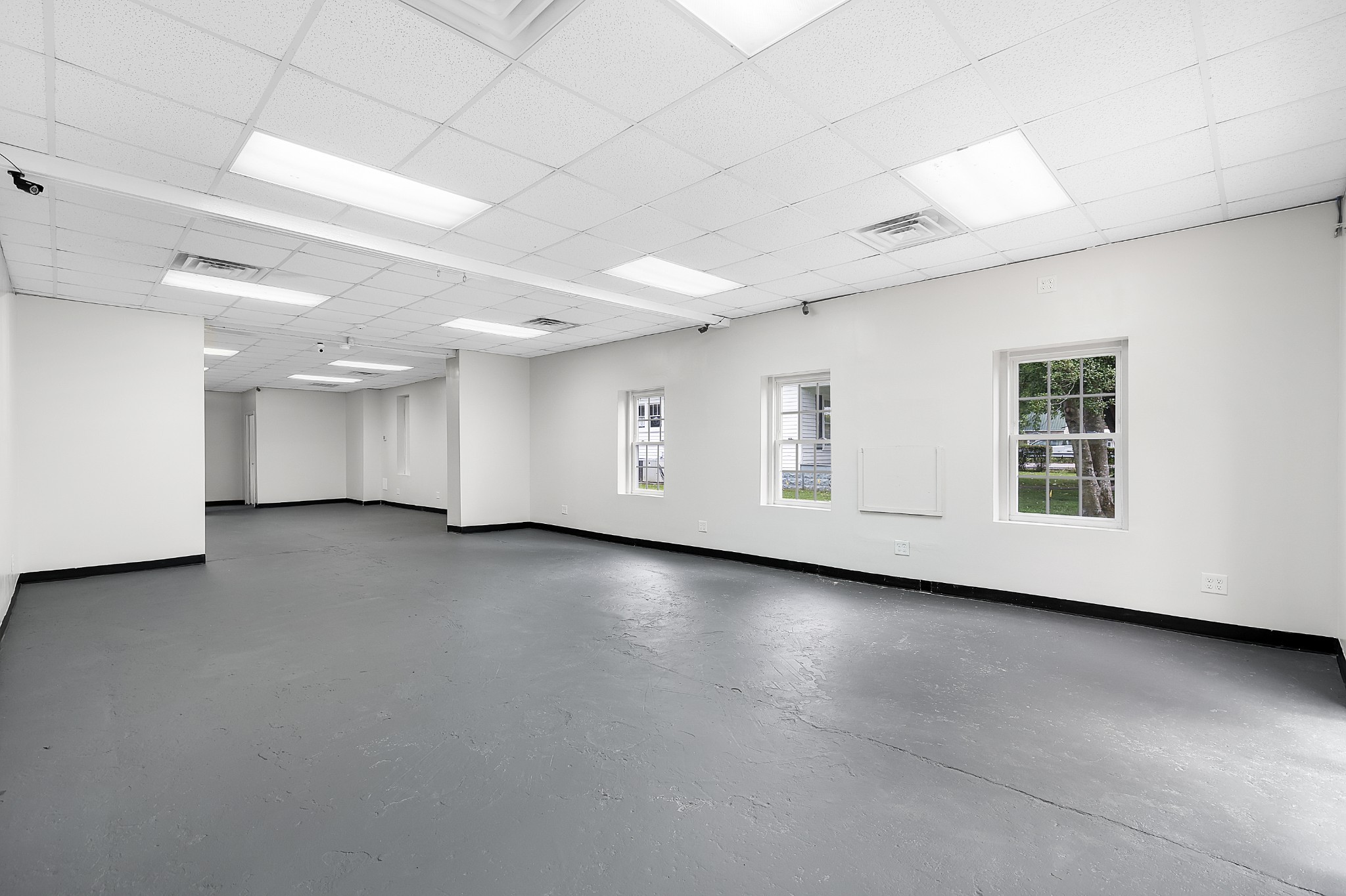 802 North Washington Street Tullahoma, TN 37388 - Photo 35 of 37 an empty room with wooden floor and white walls