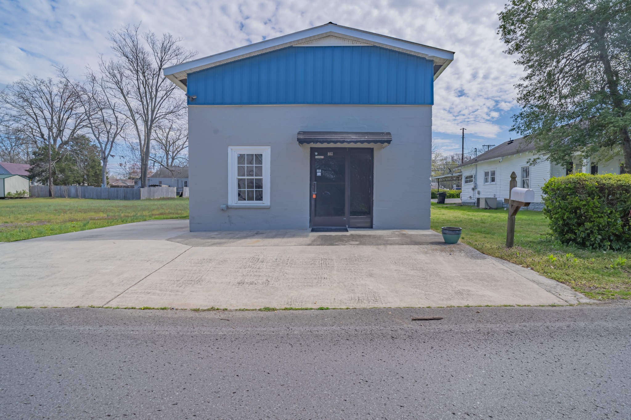 802 North Washington Street Tullahoma, TN 37388 - Photo 9 of 37 a front view of a house with a yard and garage