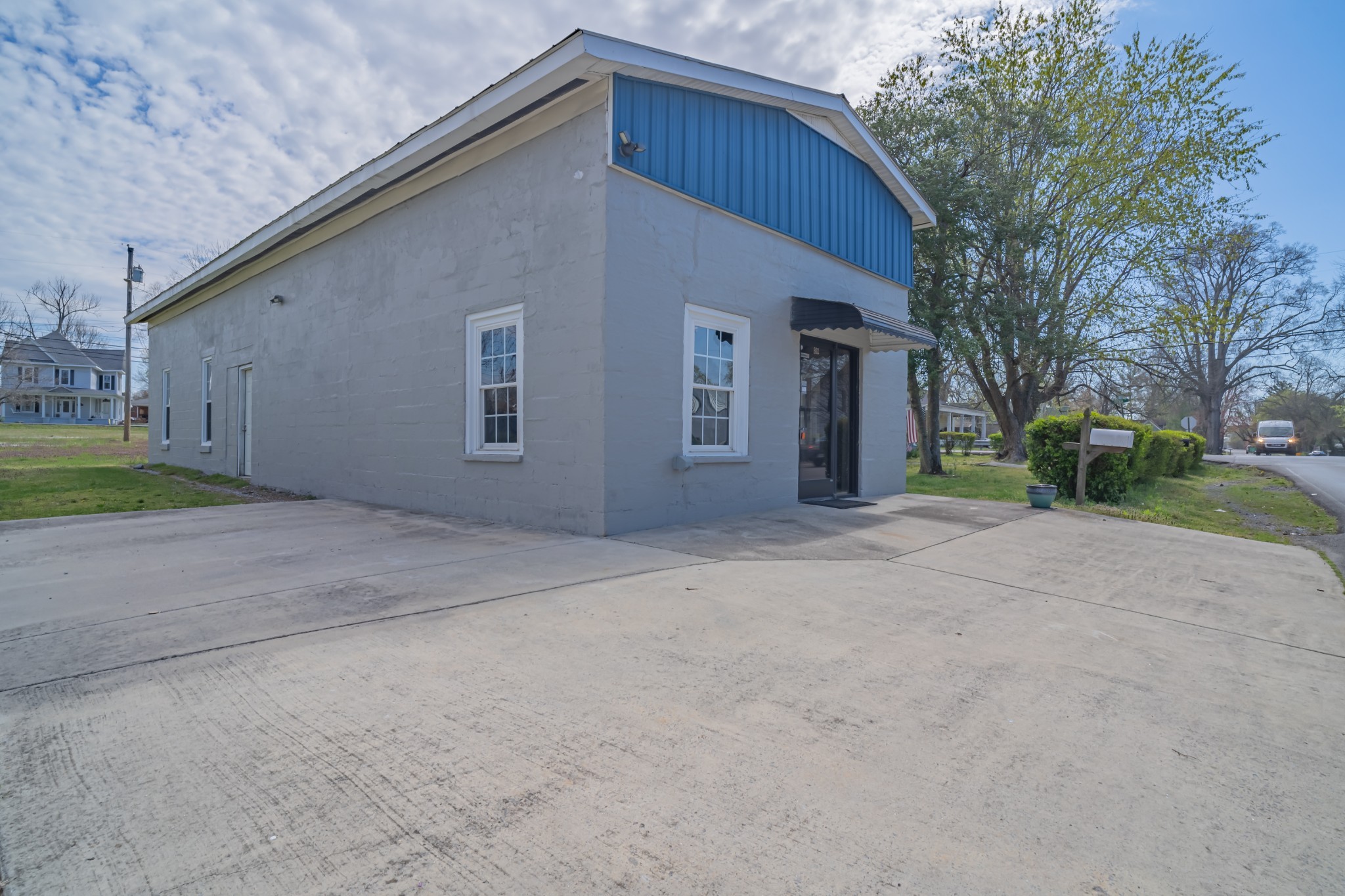 802 North Washington Street Tullahoma, TN 37388 - Photo 10 of 37 a house view with a outdoor space
