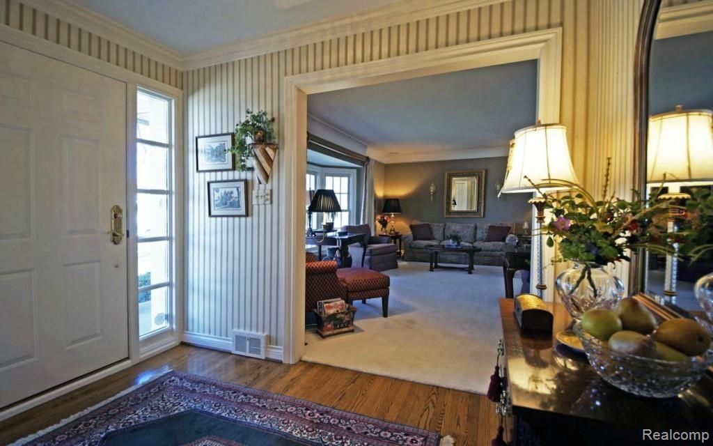 1023 Canterbury Road Grosse Pointe, MI 48236 - Photo 3 of 31 3-photo-web-1680x1050-233329.jpg