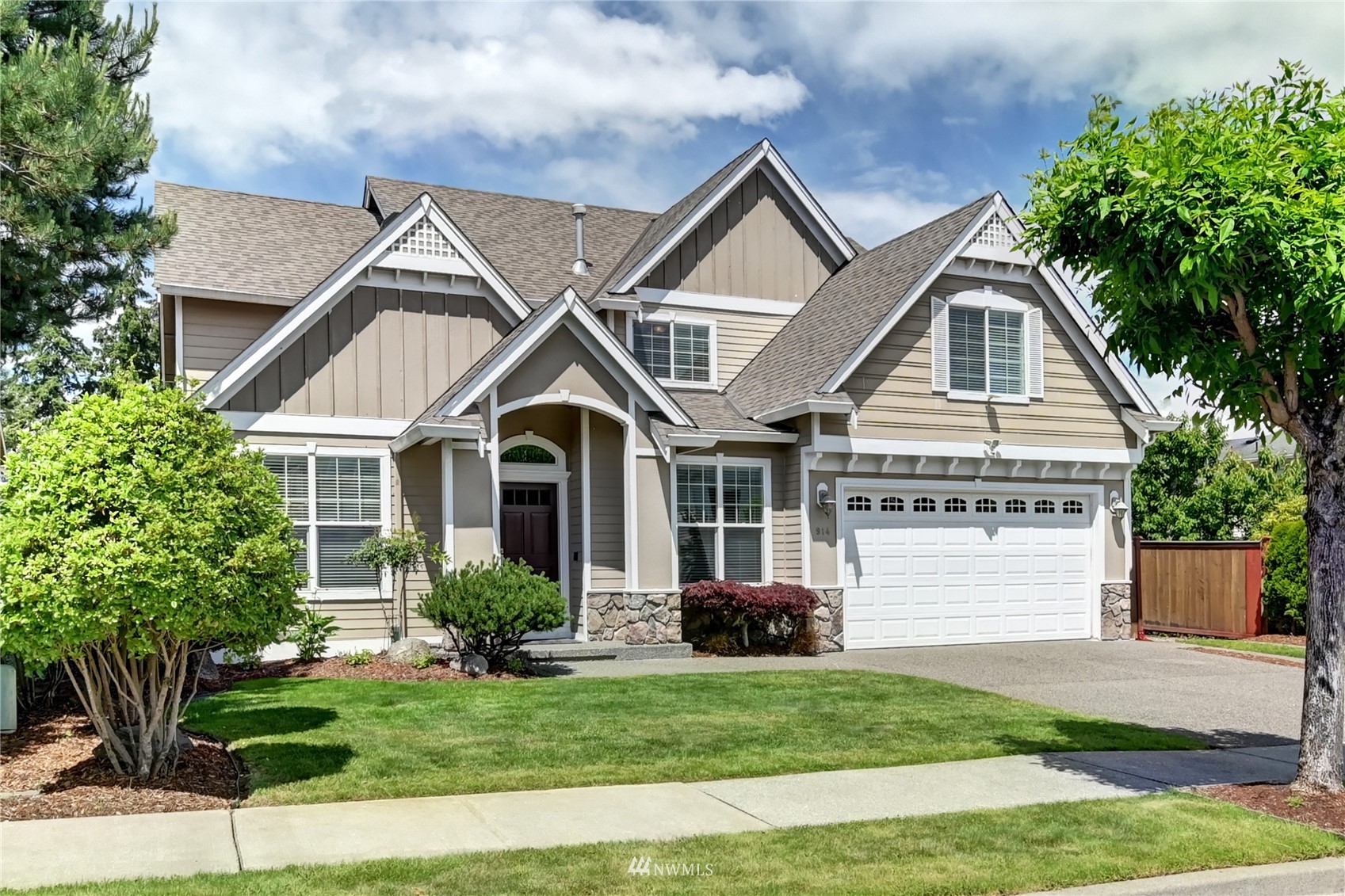 914 Southwest 361st Street Federal Way, WA 98023 - Photo 2 of 40 a front view of a house with a yard