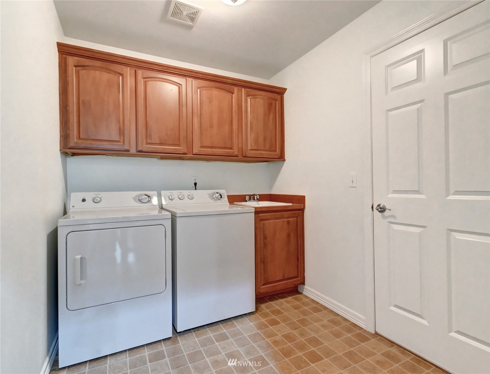 914 Southwest 361st Street Federal Way, WA 98023 - Photo 32 of 40 a utility room with dryer and washer