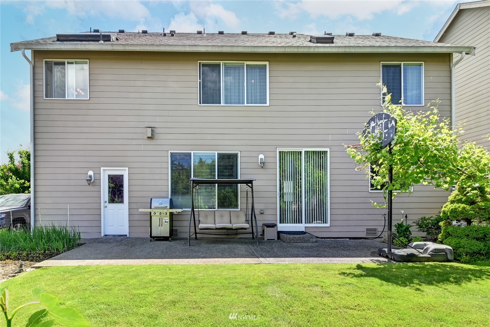 914 Southwest 361st Street Federal Way, WA 98023 - Photo 36 of 40 a front view of a house with a yard