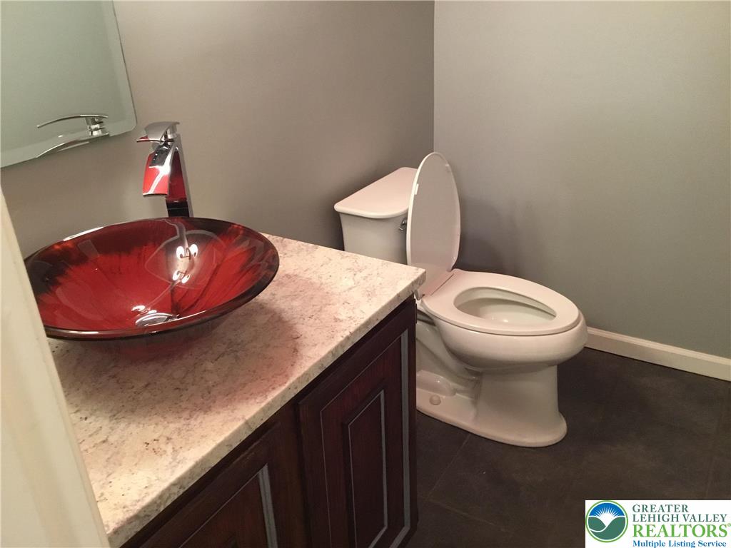 390 Fairview Street Emmaus, PA 18049 - Photo 10 of 34