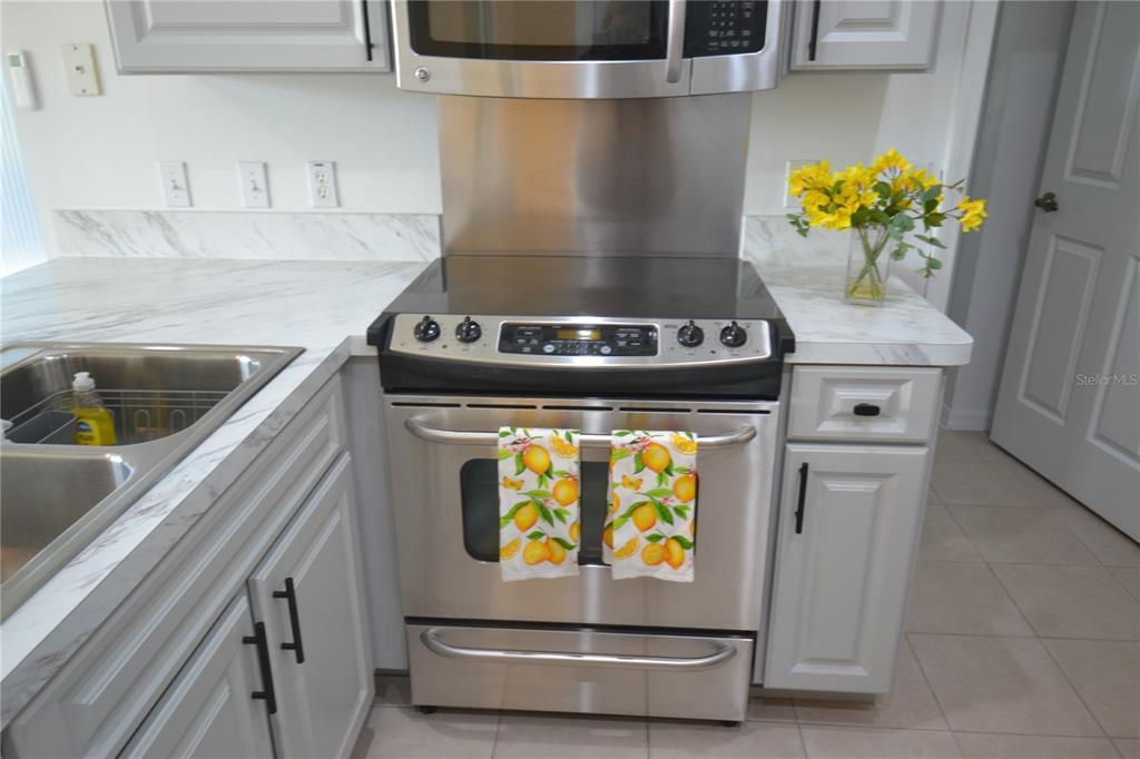4020 Casa Del Sol Way New Port Richey, FL 34655 - Photo 7 of 98 a stove top oven sitting on a counter top space