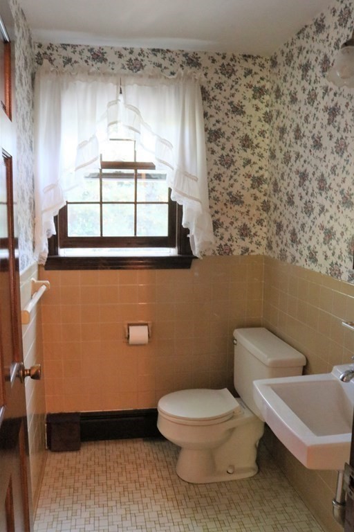 70 Colonial Road Medfield, MA 02052 - Photo 17 of 38 Gallery Image 17