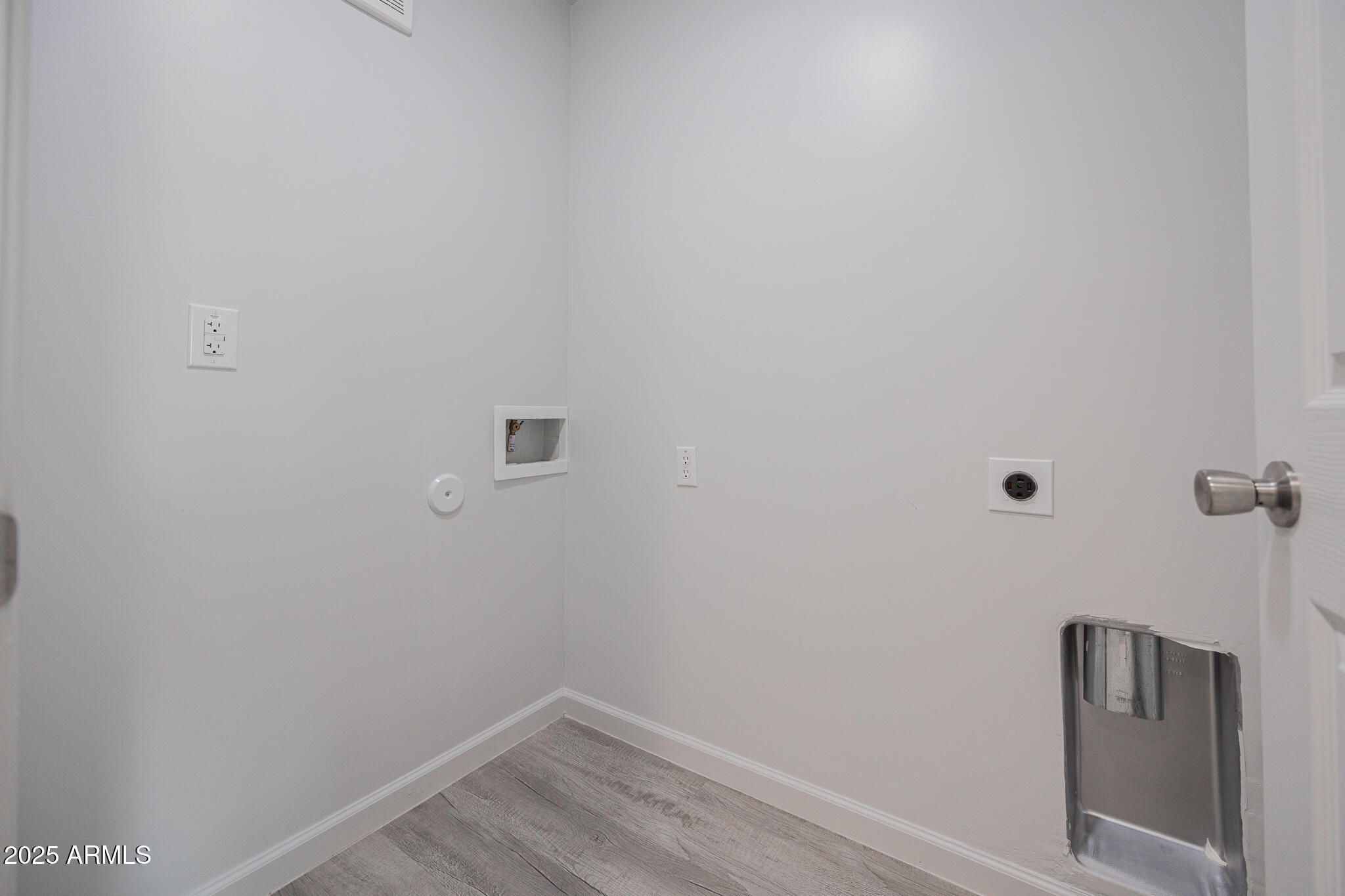 2121 West Adams Street, Unit B102 Phoenix, AZ 85009 - Photo 22 of 25 a view of a small space