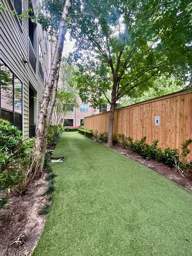 2700 Brazos Street, Unit 4501 Houston, TX 77006 - Photo 20 of 21 Bark Park