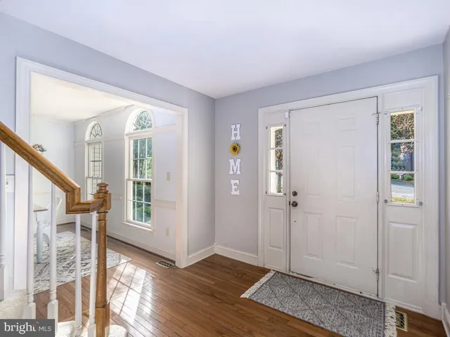 a view of an entryway with livingroom