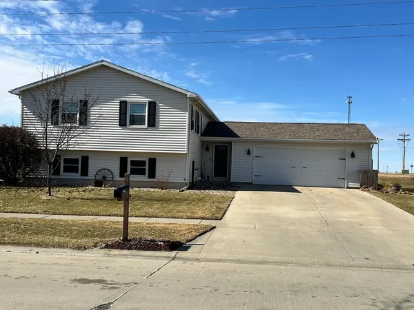 $259,900 | 73 Kirkwood Drive, Clinton, IL 61727